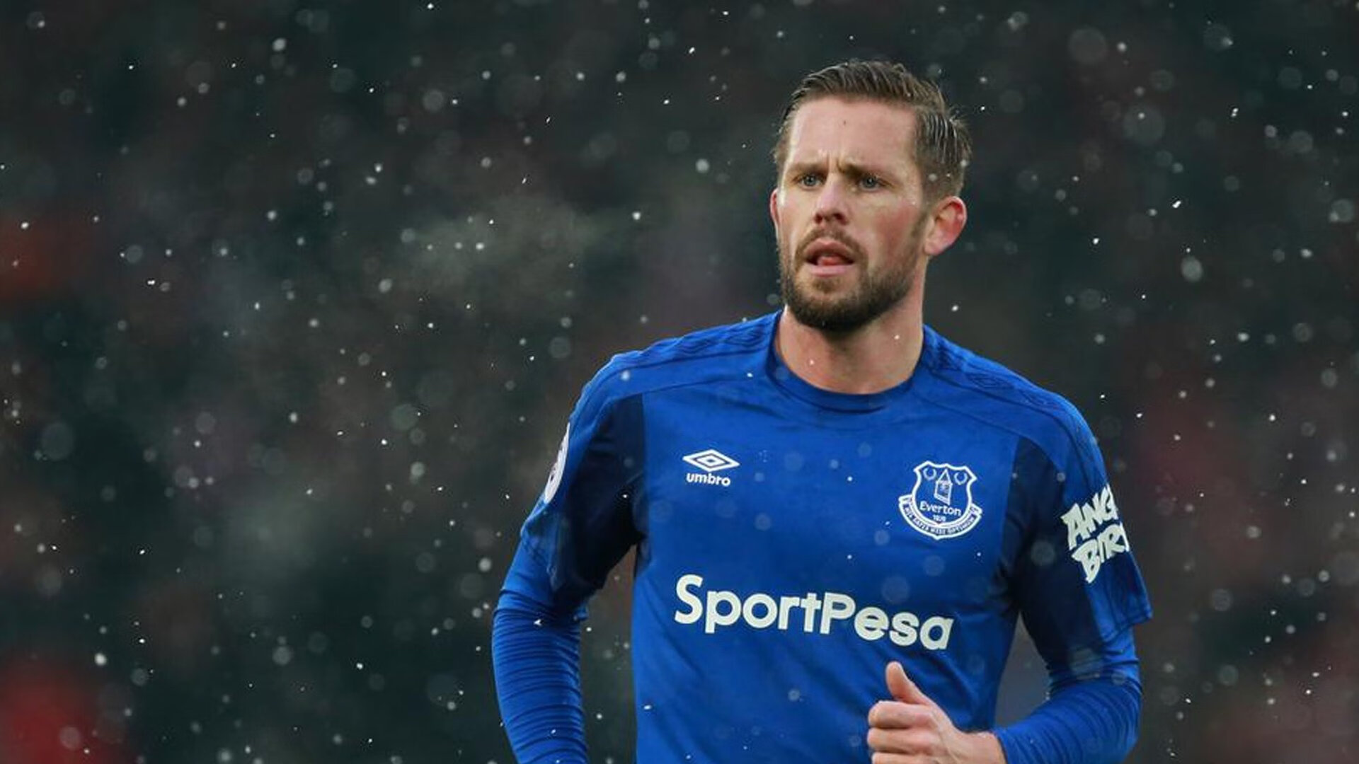 “冲撞激烈：火光四射的瞬间奇观”，火光冲天的意思