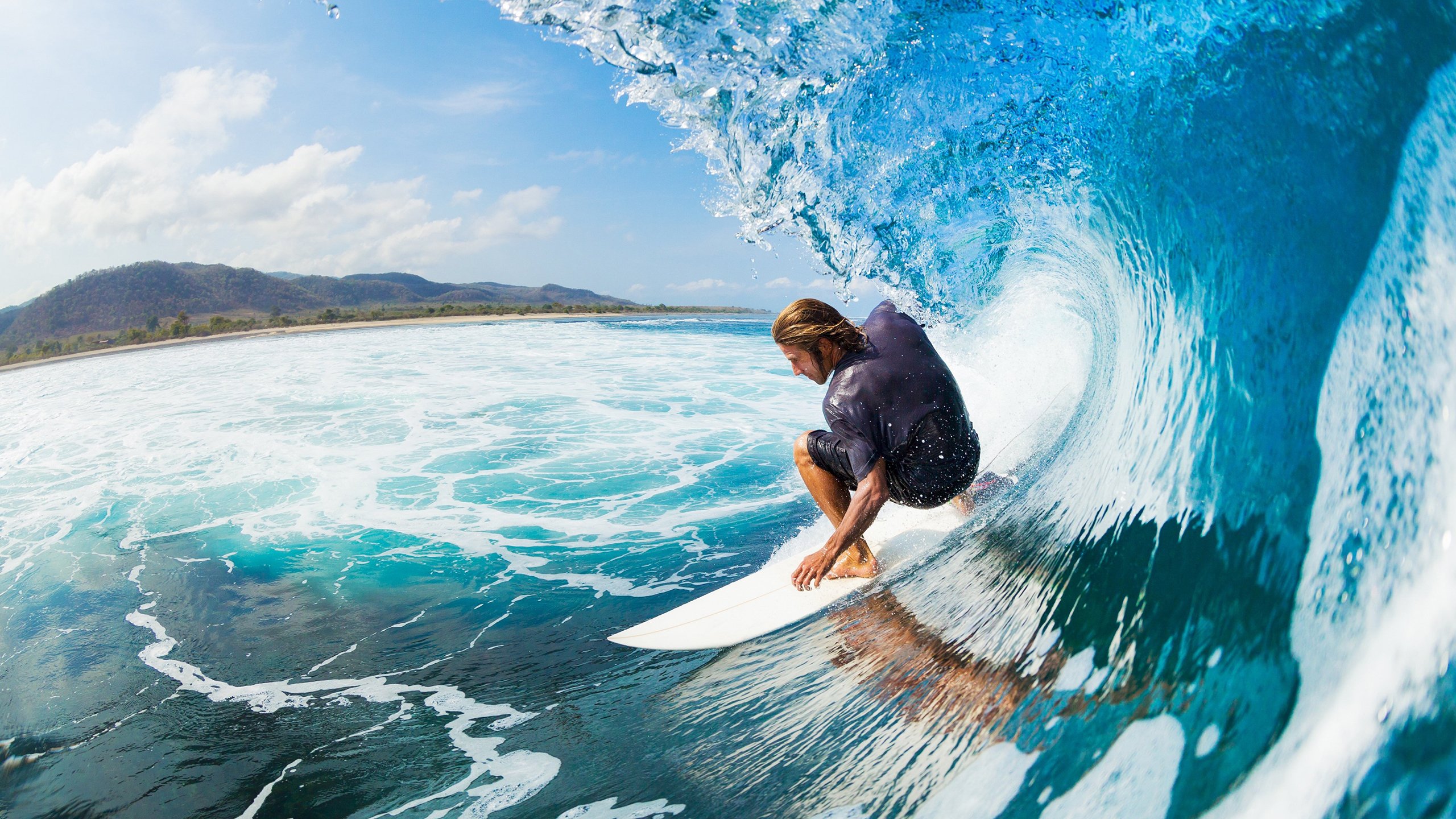 《电竞赛事现场：激烈对抗引爆全场》，电竞比赛场景
