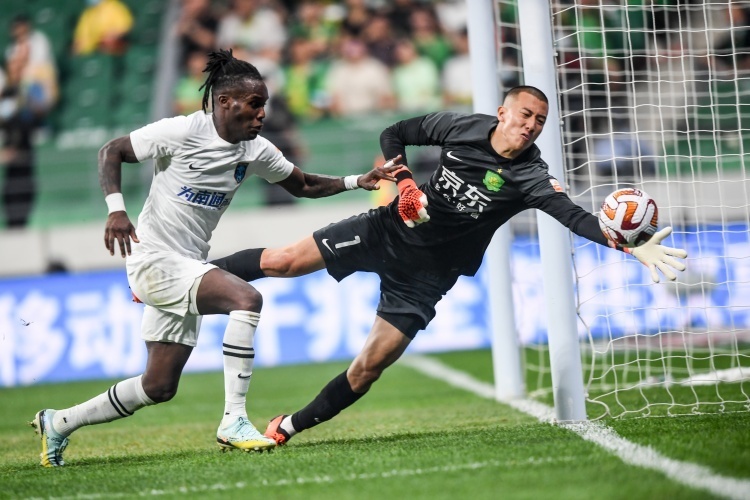 九游体育:年轻门将韩佳奇:在比赛中扑出关键球,帮助球队保住胜利 九游体育:年轻门将韩佳奇:在比赛中扑出关键球,帮助球队保住胜利