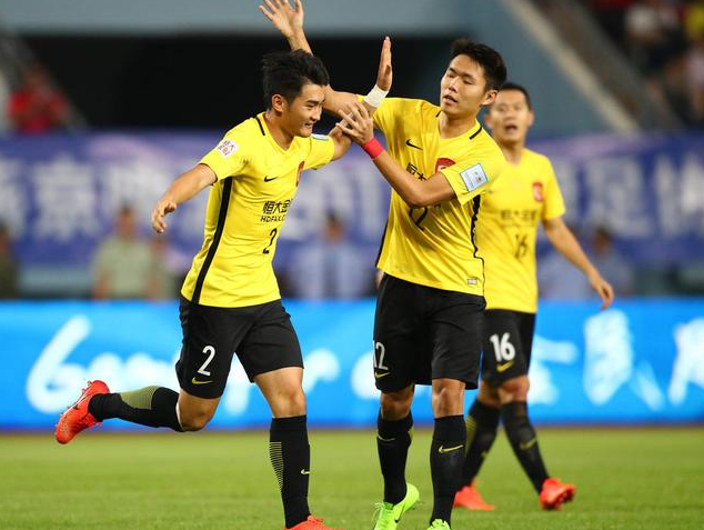 九游体育:足协杯“冷门”迭爆,球迷:这比赛比“彩票”还刺激! 九游体育:足协杯“冷门”迭爆,球迷:这比赛比“彩票”还刺激!